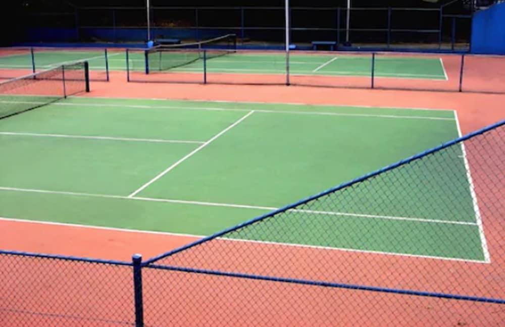 Hotel Senac Ilha Do Boi 维多利亚 外观 照片 Tennis courts